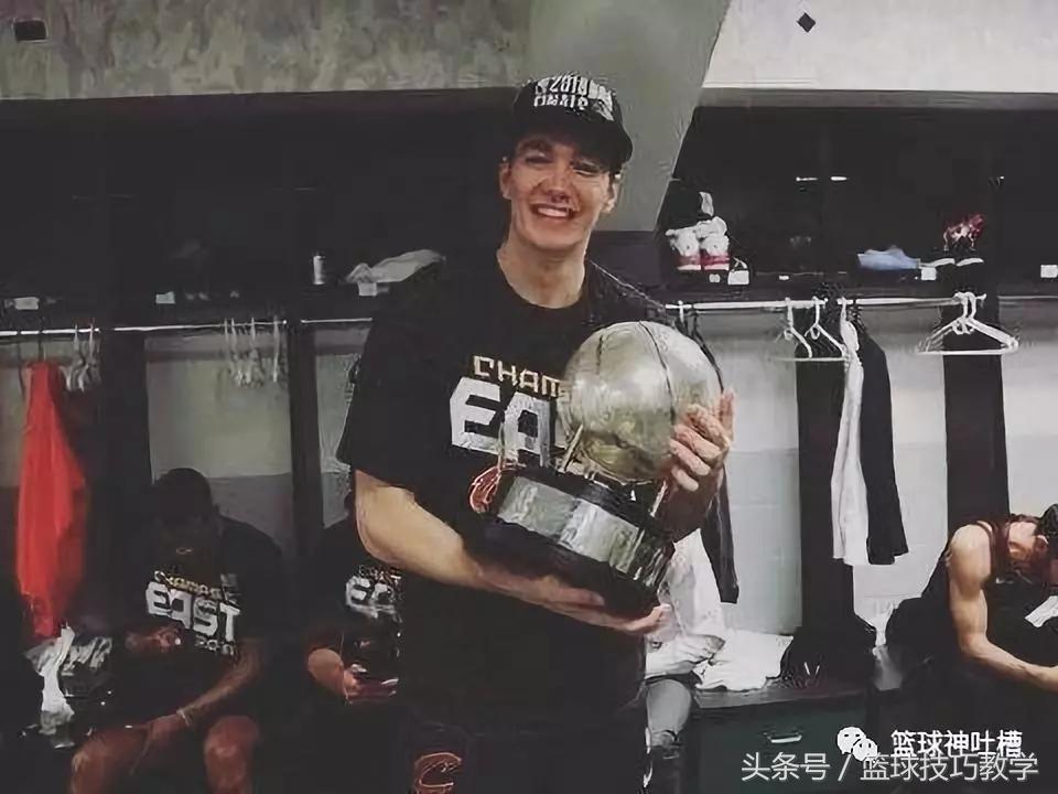 该来的总会来致敬英雄,哪一场比赛勇士老板给克莱磕头