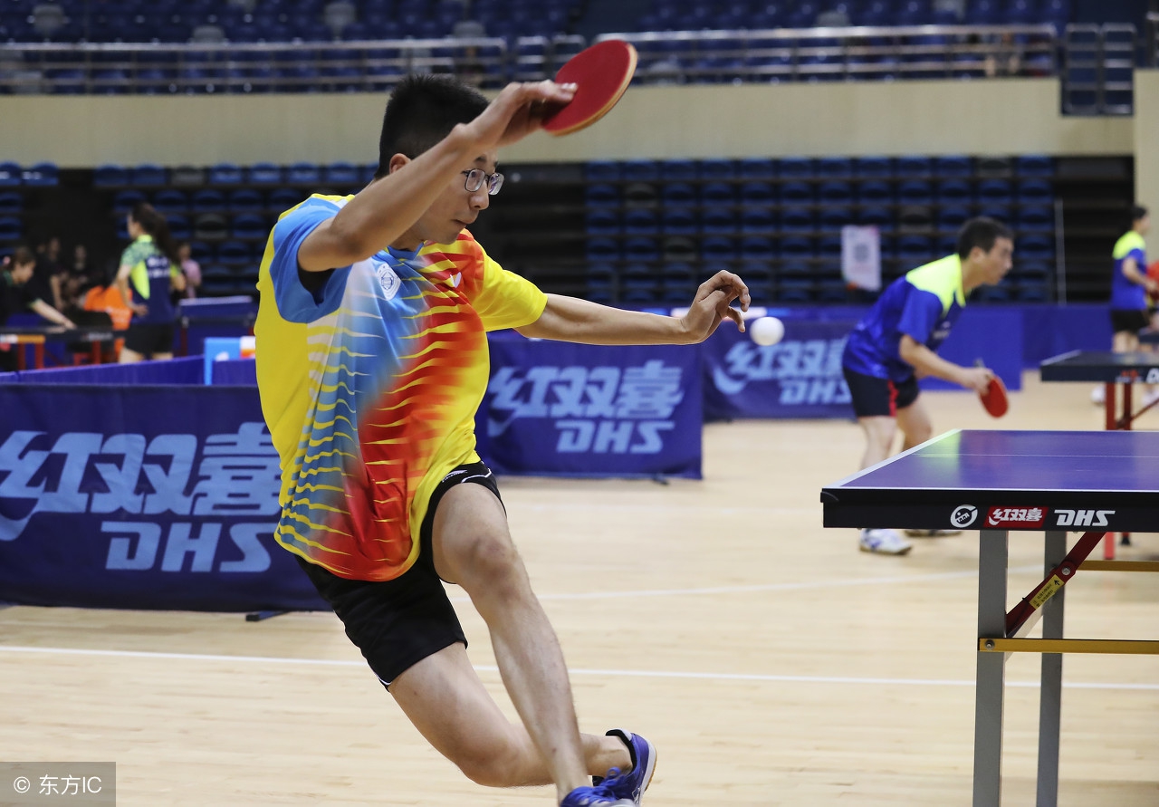 按这两步走，解决重心不稳的毛病！-乒乓找教练