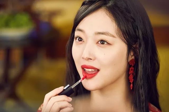 雅诗兰黛口红对比ysl,雅诗兰黛气场全开的口红