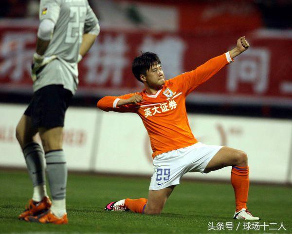 事隔11年再有中国球员领跑中超射手榜，国足第一前锋获新华社力挺
