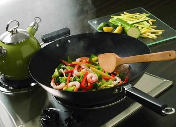 生锈的铁锅怎么开锅不生锈不粘锅,铁锅生锈有什么方法让它不生锈呢