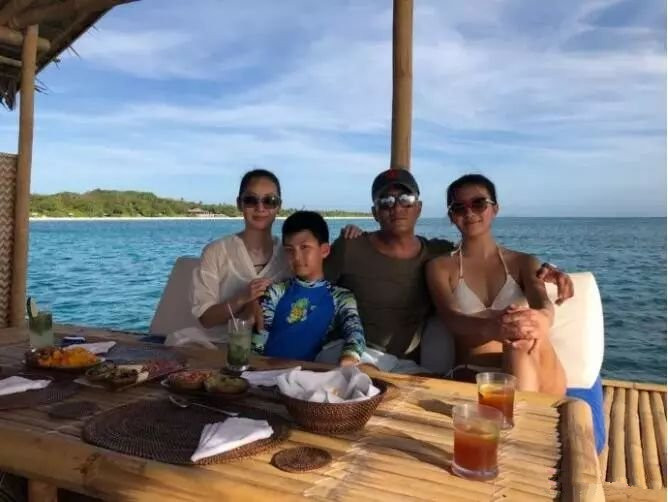 变态爸爸说“女儿就是我的身体”，亲吻摸屁股，还认为女儿不懂事