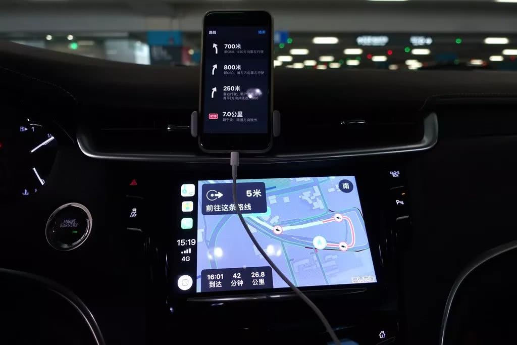 膨胀了、膨胀了！小俩口开着凯迪拉克豪车玩转上海滩！