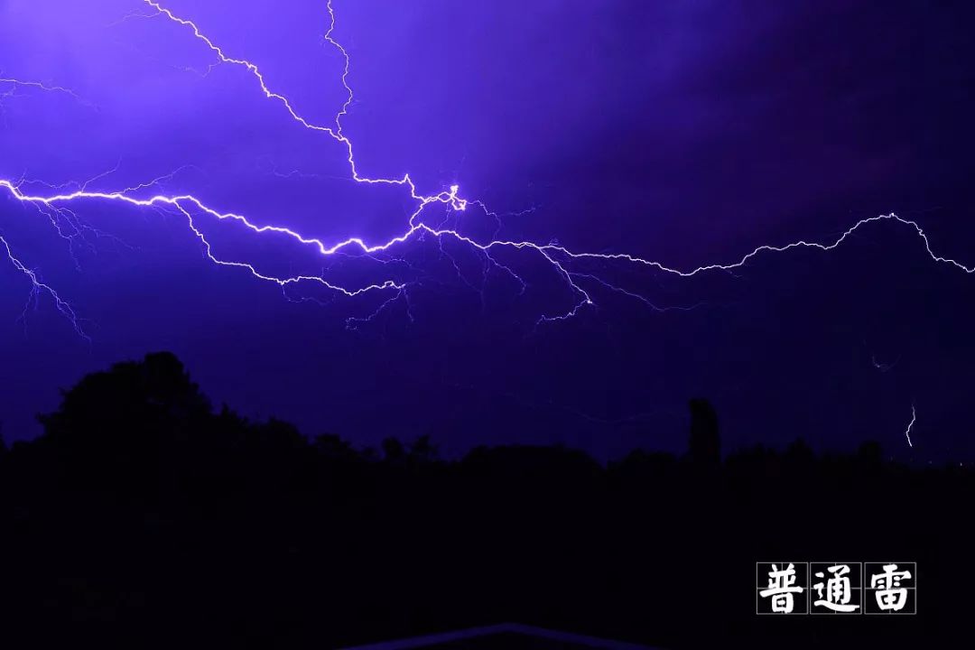雷雨天能不能看电视,雷雨天可以看电视么