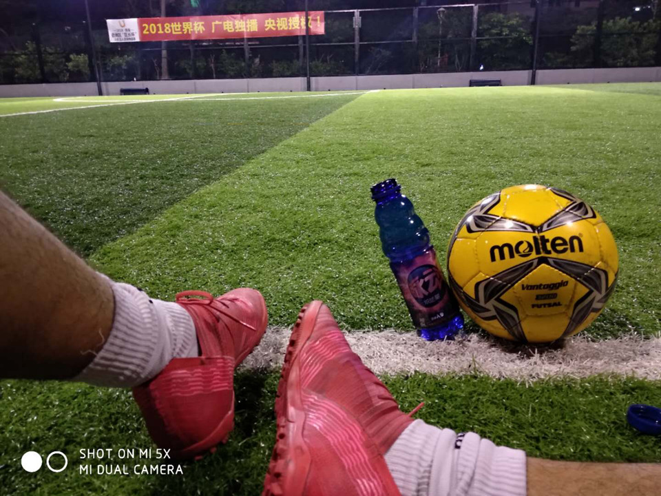 安踏enjoyz联名足球鞋,看足球鞋测评该看谁