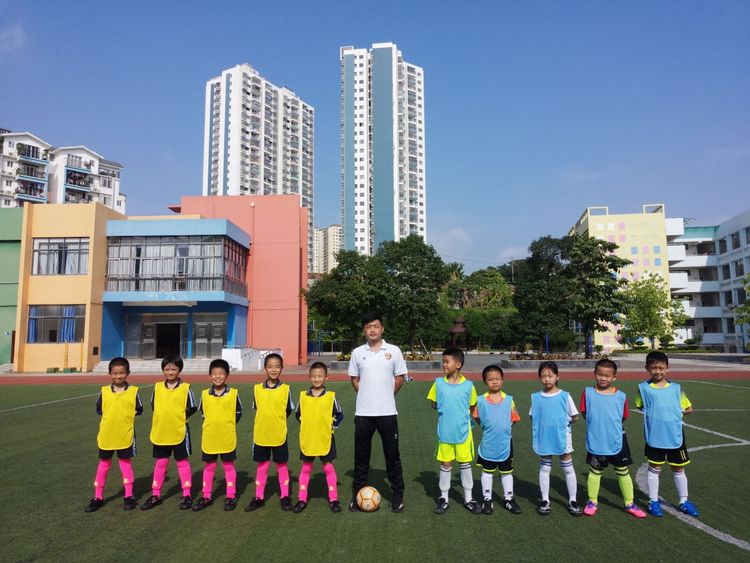足球比赛活动主题校园足球,绿茵点亮梦想足球