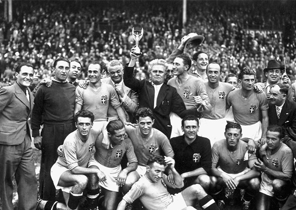 足球“胜利女神”，躲得过希特勒、躲不过神偷，遭偷2次人间消失