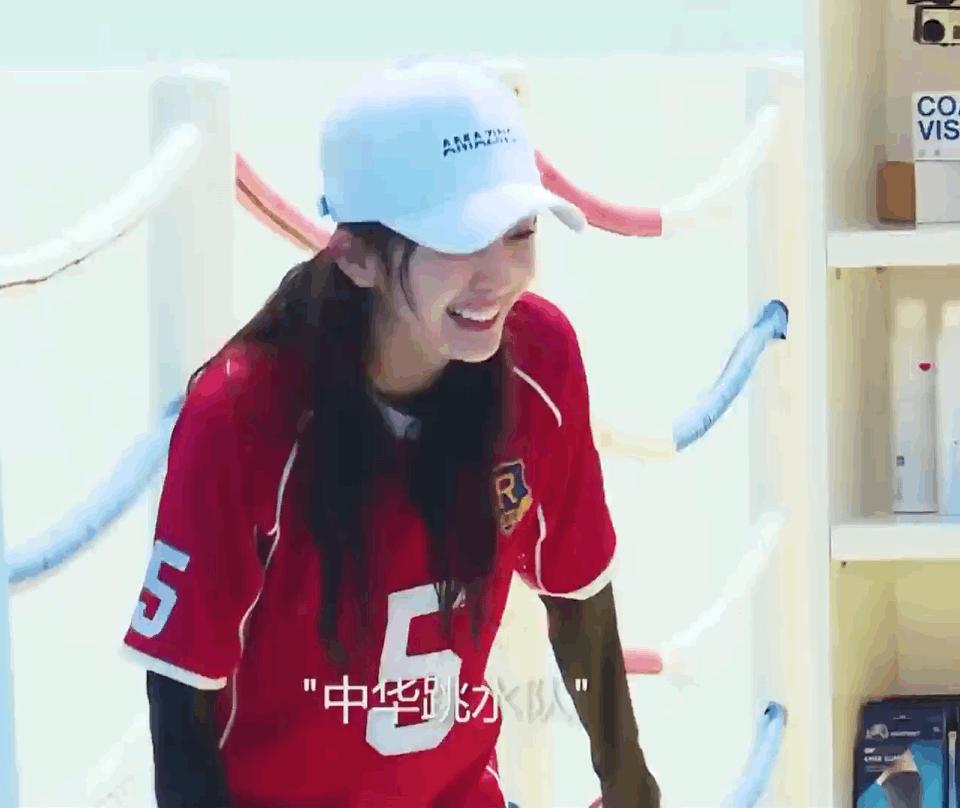 杨幂上跑男,杨幂录制节目踢足球