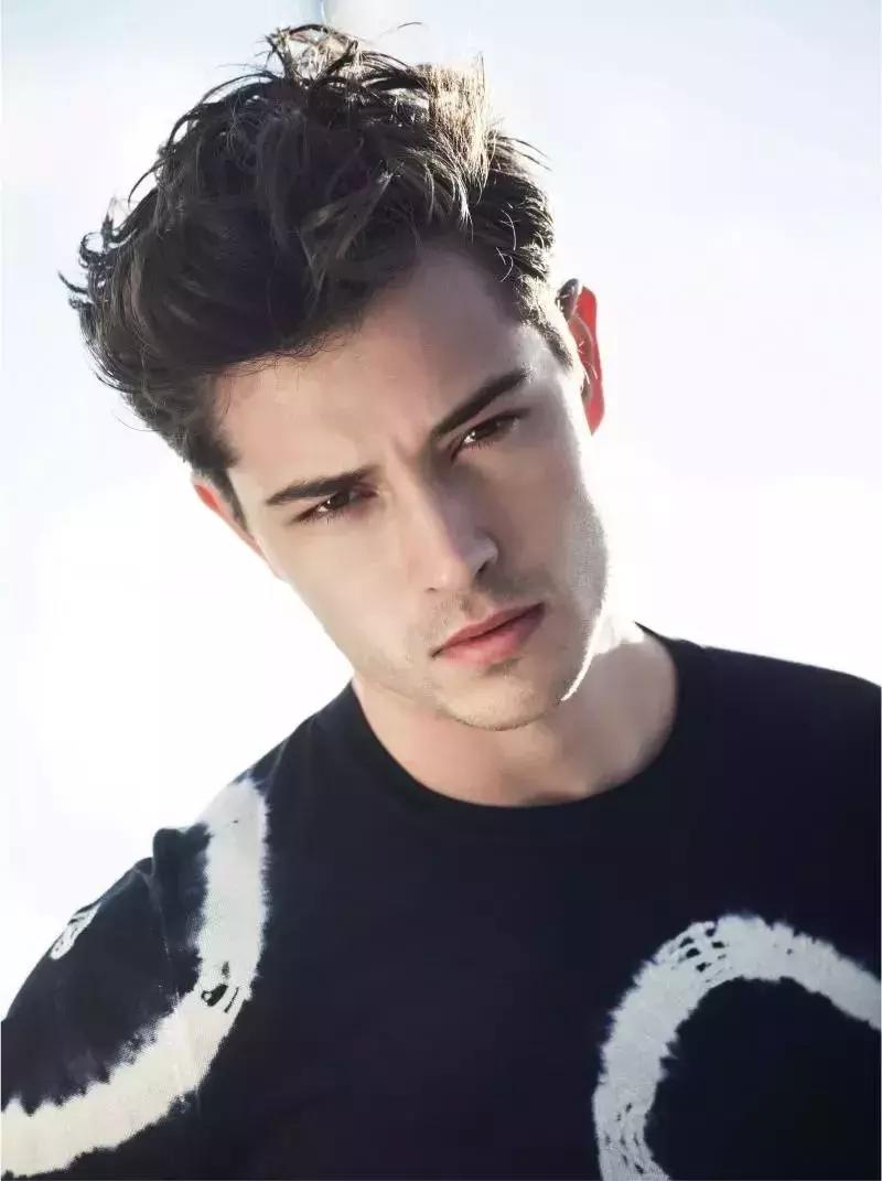 长脸女人最好看的发型,长脸适合什么样的发型