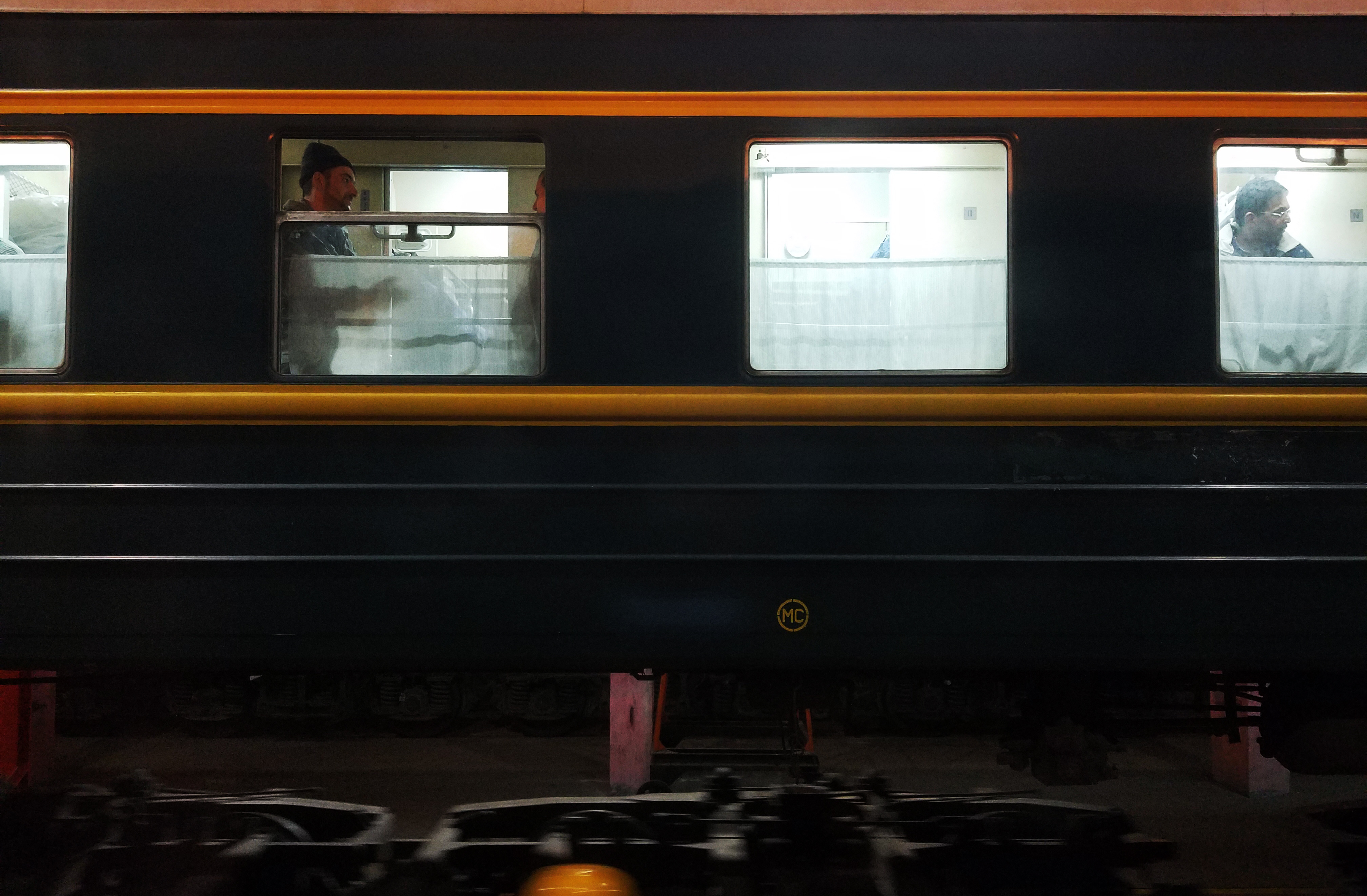 她在127小时的K3火车上拍婚纱照,看了三个国家的风景