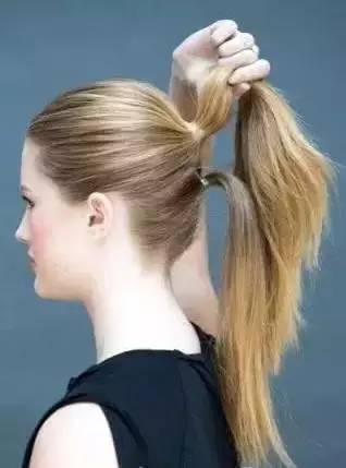 只要两步就能学会的扎发,今夏中性发型女生怎么扎