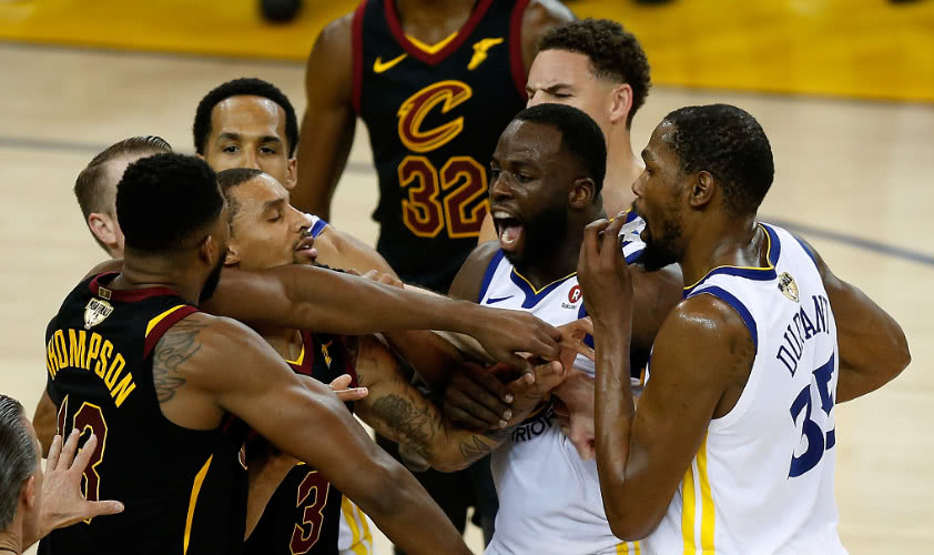 詹姆斯眼睛被格林打出血块！还抖动肩膀并骂怂X，最后被揍了一顿