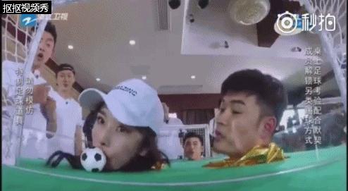 杨幂跑男踢足球照曝光,杨幂杨颖打游戏