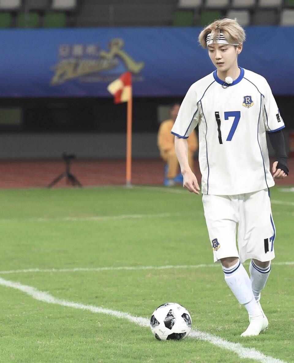 踢足球最好的明星鹿晗,娱乐圈会踢足球的明星