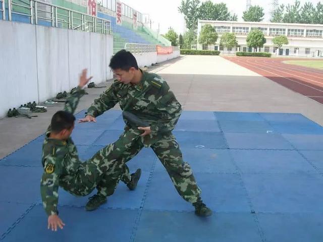 散打过肩摔法视频教程,散打中的侧绊摔怎么摔