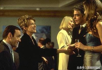 《美国丽人》汁源中年大叔无意中爱上女儿同学从此一发不可收拾