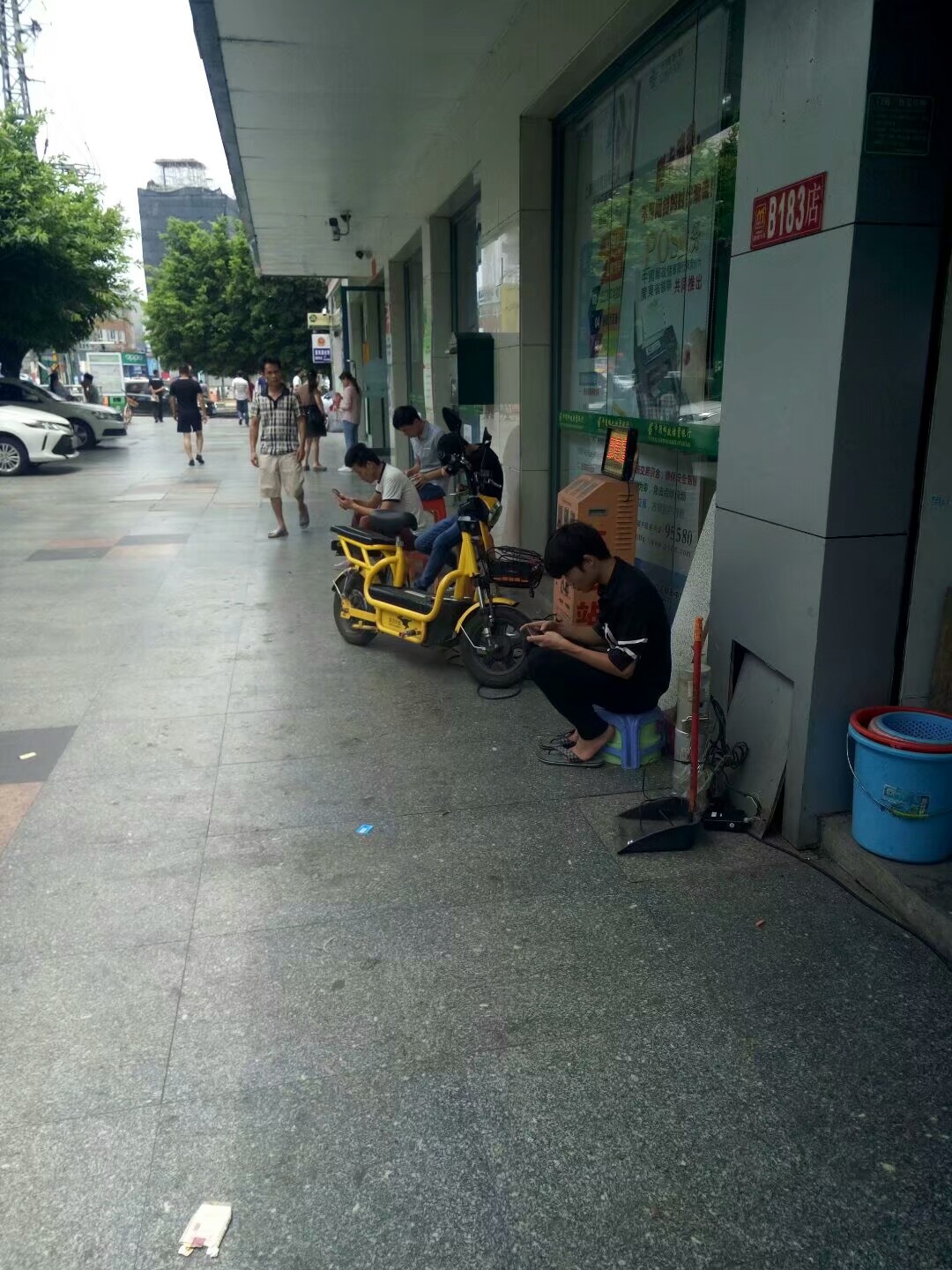 东莞长安，年轻人带着行李努力找工作，厂家给这样的工资努力招工