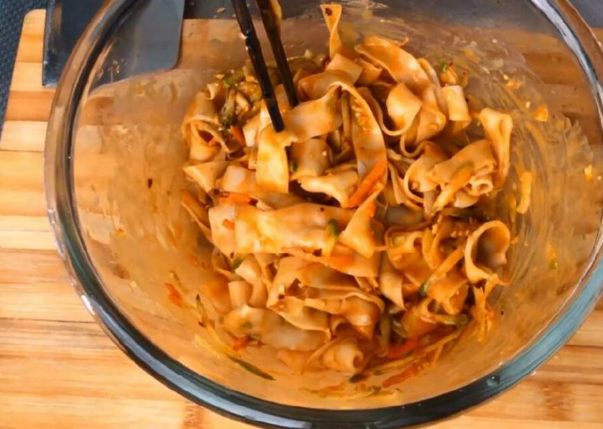 凉皮制作揭秘,凉皮的制作方法不易断裂