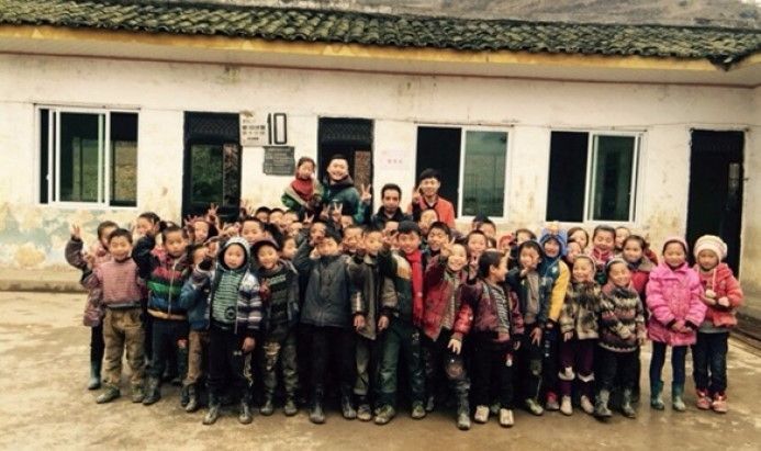 震撼！快40岁了，他依旧在欧洲踢球拿冠军，赚的钱拿回来做公益