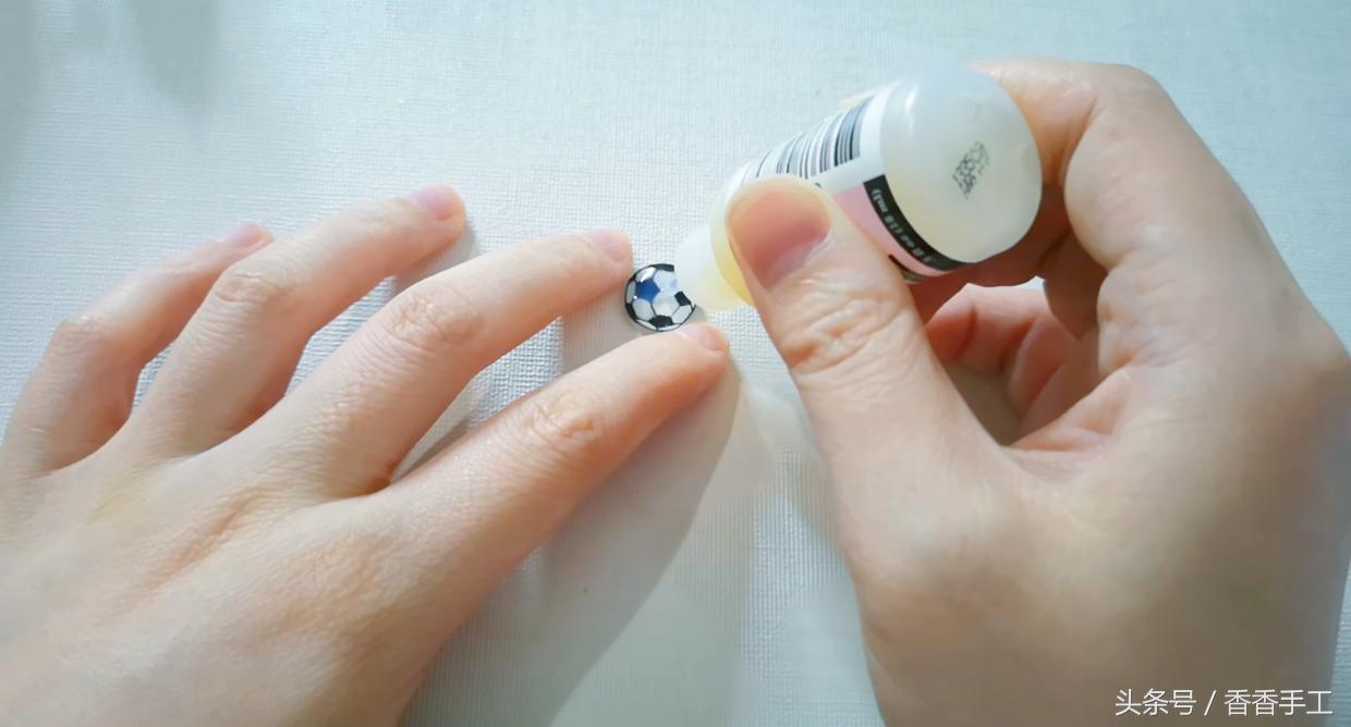 世界杯将至，是时候做些什么来庆祝下了，那么就做一个足球耳钉吧