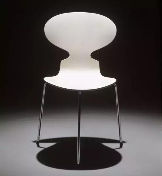 坐着六十年代椅子,小时候的椅子好怀旧