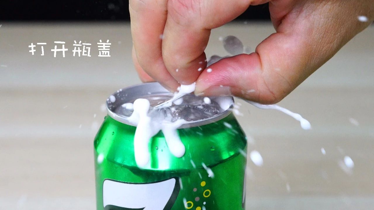 开雪碧怎样才不会喷出来？很简单，1个小动作就搞定
