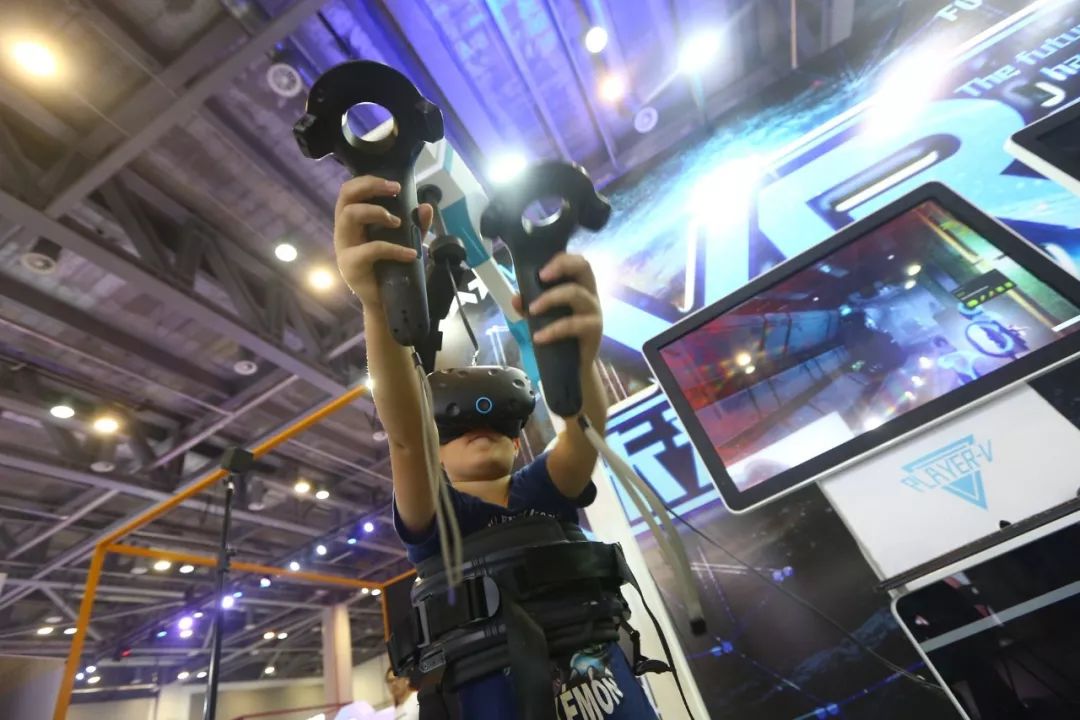 杭州人对未来的好奇心彻底爆发！10多万人在江边“看到了未来”！