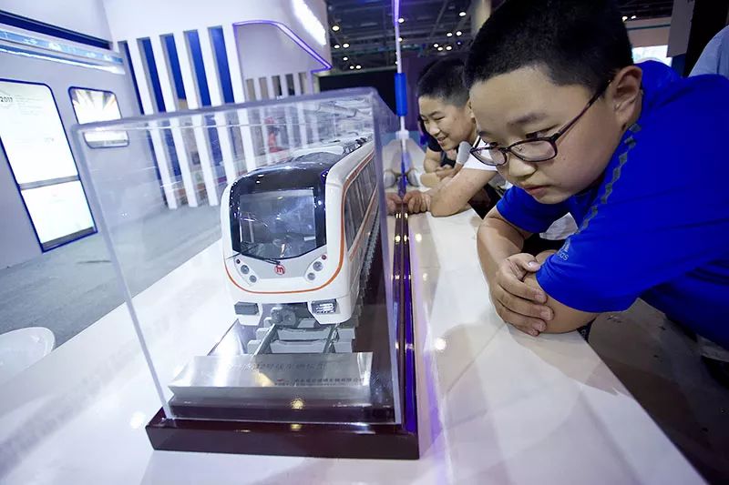 杭州人对未来的好奇心彻底爆发！10多万人在江边“看到了未来”！