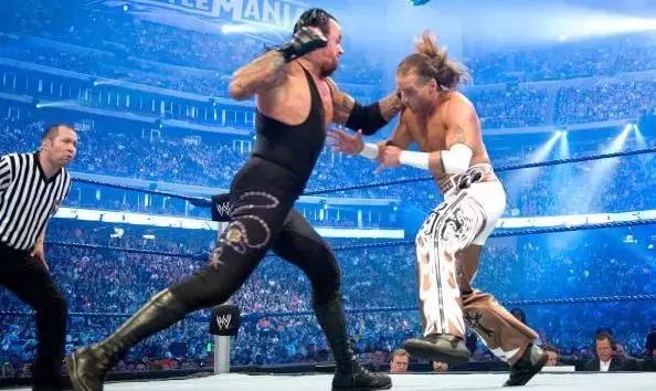 罗曼雷恩斯穿捍卫者防弹衣,wwe罗曼高光时刻