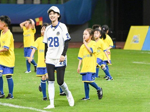 杨幂baby穿的超时髦,杨幂和关晓彤的同框照片