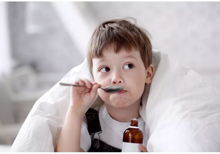 孩子睡着发烧，叫醒还是不叫醒？85%的父母这样选择！