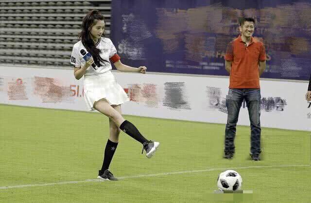 鹿晗关晓彤踢足球照片,关晓彤踢过足球后的照片