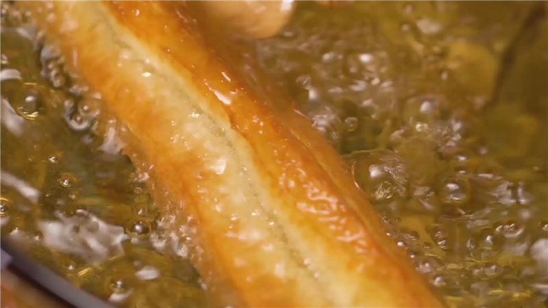 油条最简单炸出来还好吃,教你做放心油条不用任何添加剂