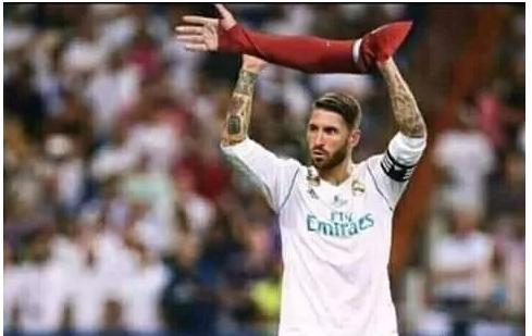 巴萨皇马球迷隔着玻璃骂架,巴萨皇马球迷互相嘲讽