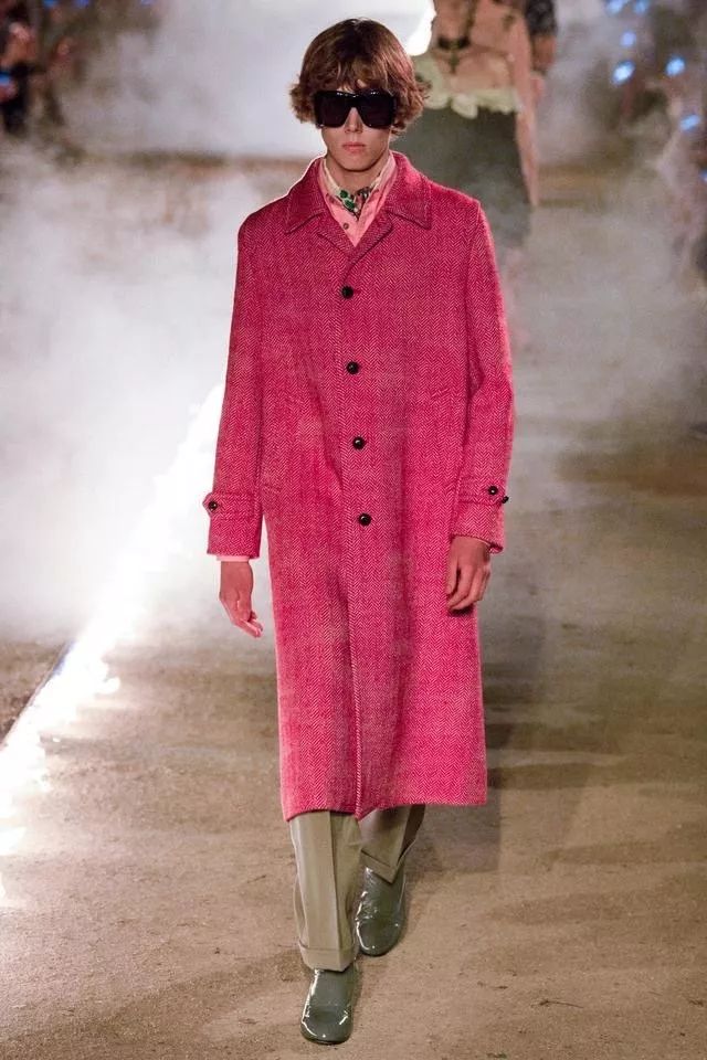 在“鬼”火重重的墓地看秀，是GUCCI给了你勇气