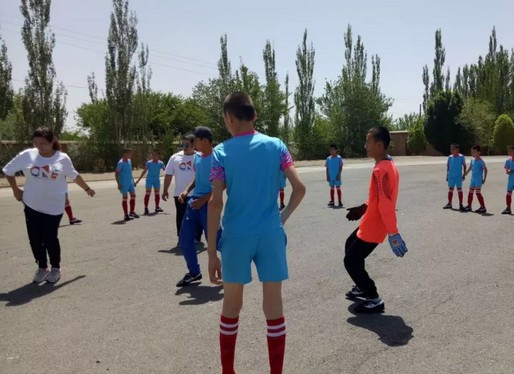 公益助圆足球梦——*疆新**红石慈善基金会水滴公益专项基金