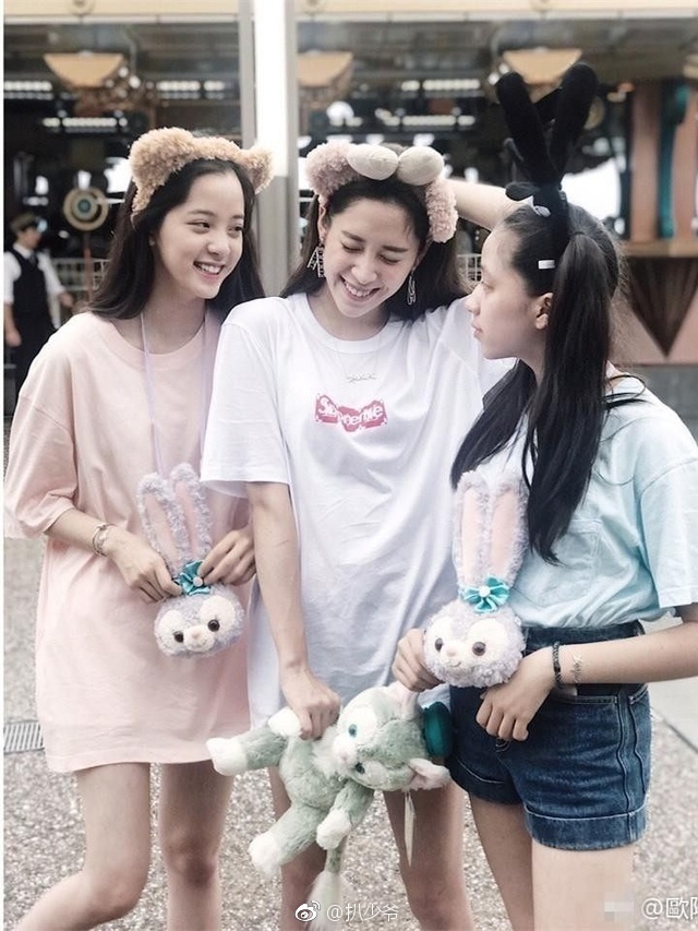 欧阳娜娜童年私照曝光,简直水蜜桃精转世,全身名牌这鞋太讲究了