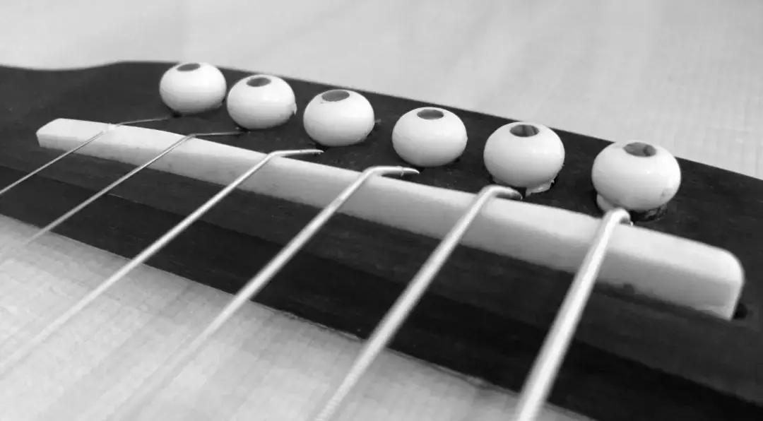 吉他弦距过高的原因及解决办法