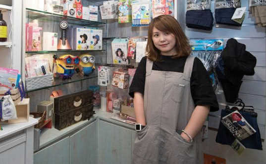 80后的女记者,采访香港美女90后做外贸