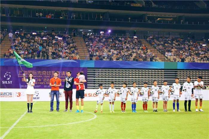 关晓彤踢腿高能慢动作,关晓彤的最奇葩的造型