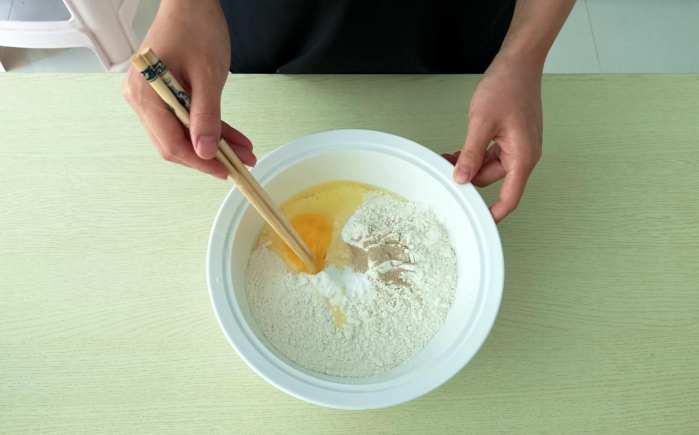 1碗面粉1个鸡蛋教你制作空心油条,1碗面粉2个鸡蛋教你做香甜酥脆