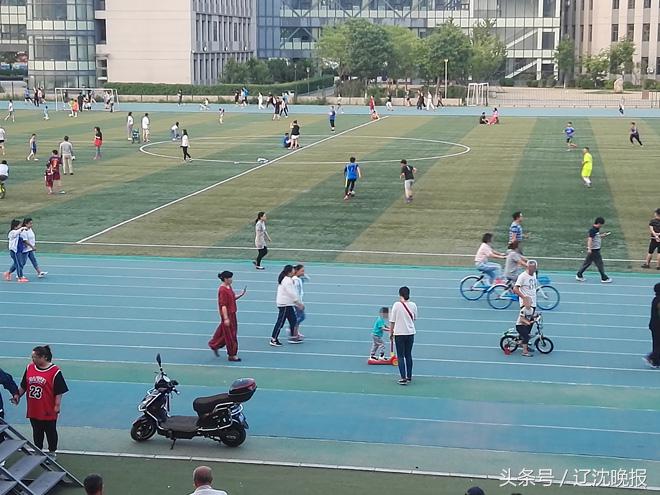 遛狗、骑单车、玩轮滑……大东健身中心现不文明现象引市民质疑