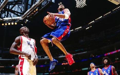 时尚教父级人物！的确，联盟敢穿“鸳鸯鞋”的他是第一个！