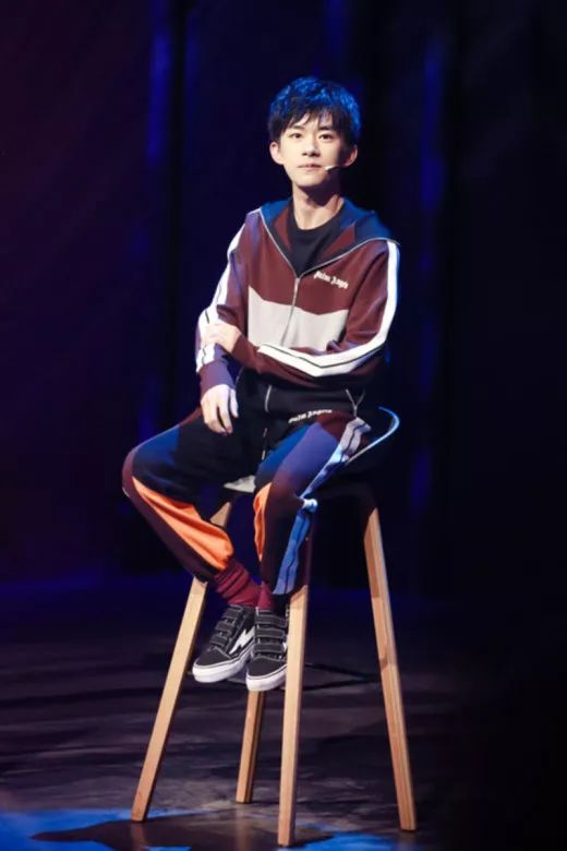 第一个在裤子侧面加条纹的那个人可以获终身成就奖了，易烊千玺鹿晗宋茜都会同意的