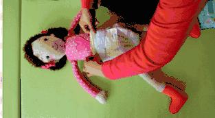 给宝宝换纸尿裤时发现不对,如何给宝宝换纸尿裤才能不腰疼