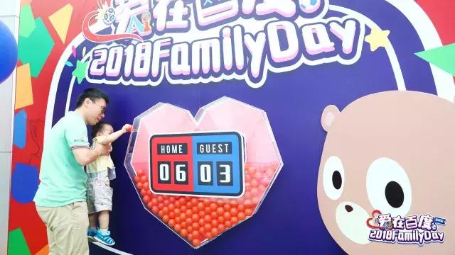 世界杯开幕人群组成球员踢球,百度世界杯活动