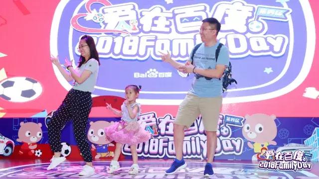 世界杯开幕人群组成球员踢球,百度世界杯活动