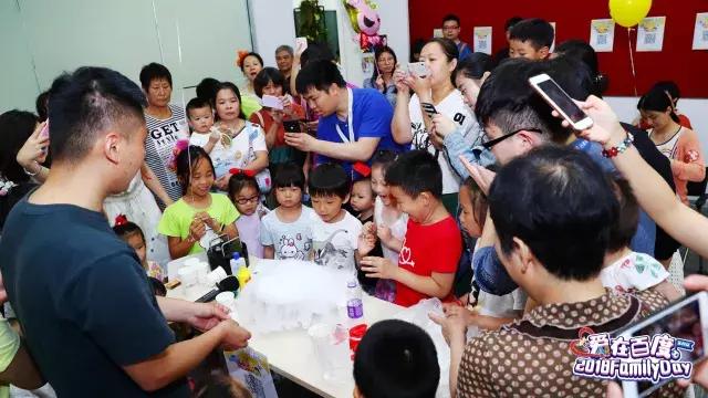 世界杯开幕人群组成球员踢球,百度世界杯活动