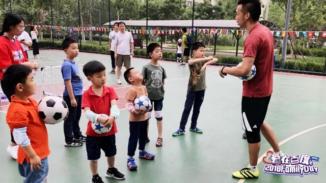 世界杯开幕人群组成球员踢球,百度世界杯活动