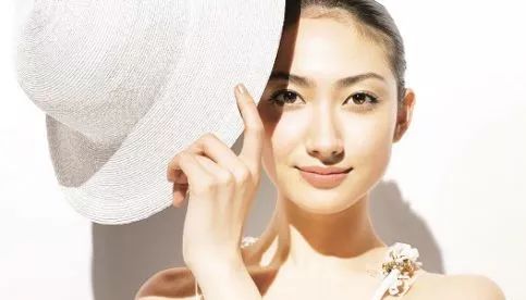 为什么有人晒不黑有人容易晒黑,为什么有的人晒都晒不黑